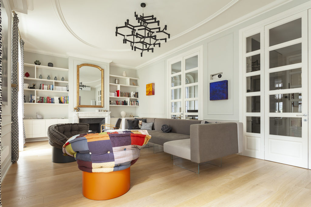 Living room con porte scorrevoli e design furniture